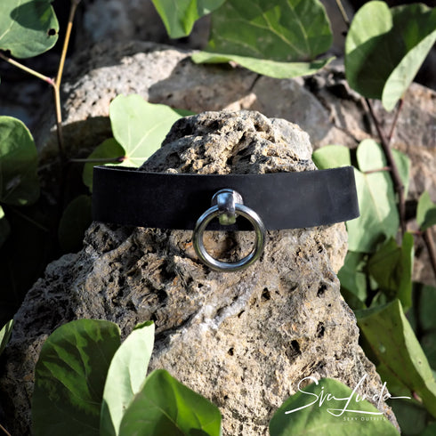 SiaLinda: Halsband echtes Leder schwarz mit großem Edelstahlring O-Ring 20mm, Geschenkverpackung